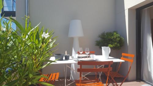One-Bedroom Apartment image 9