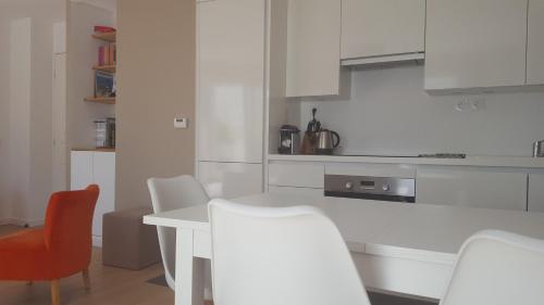 One-Bedroom Apartment image 6