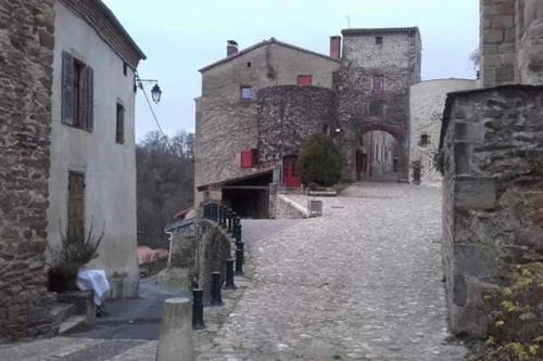 Maison verrue dans village médiéval gîte à louer La Chaux