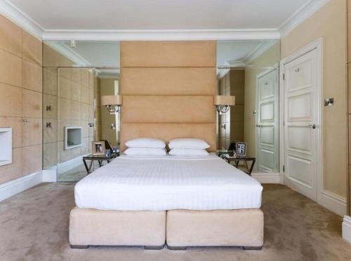 Enjoy this Luxurious 4 Bedroom 4 Bathroom Grand Amsterdam Residence Sleeps 9 Ref AMSA7338