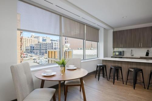 Modern DT 1BR with Free Parking by Zencity - image 12