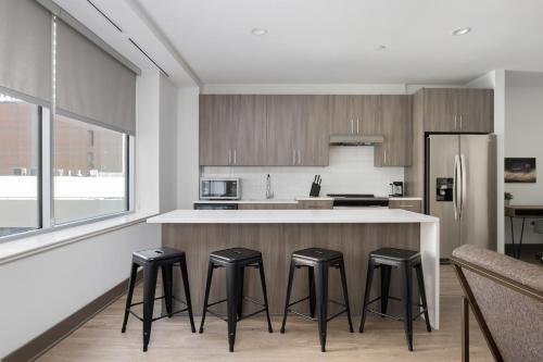 Modern DT 1BR with Free Parking by Zencity - image 10
