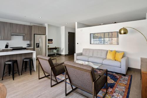 Modern DT 1BR with Free Parking by Zencity - image 3