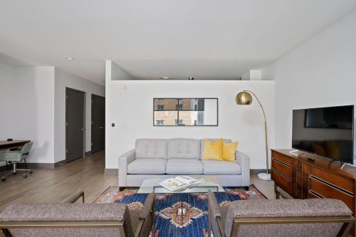Modern DT 1BR with Free Parking by Zencity - main image