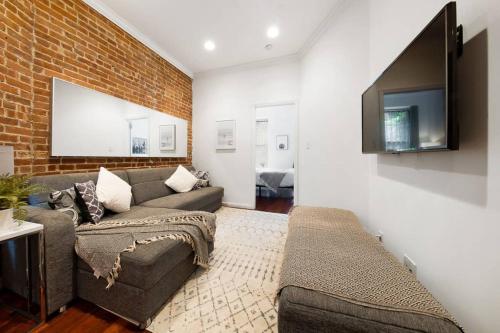 Cozy & Stylish 1BR in Manhattan - image 3