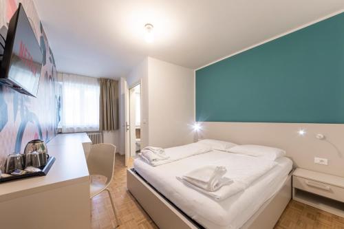 Capitol Rooms - image 14