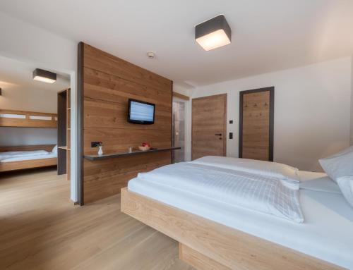 1 queen bed, 1 bunk bed