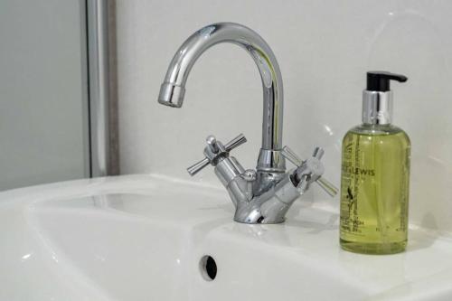 ☆ Spacious 2 Bed flat Close to University ☆ - image 3