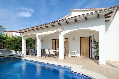 3 bedrooms villa with private pool enclosed garden and wifi at Castello d'Empuries 2 km away from the beach