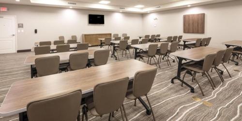 스테이브리지 스위트 덴튼 바이 IHG - 회의실/연회장
