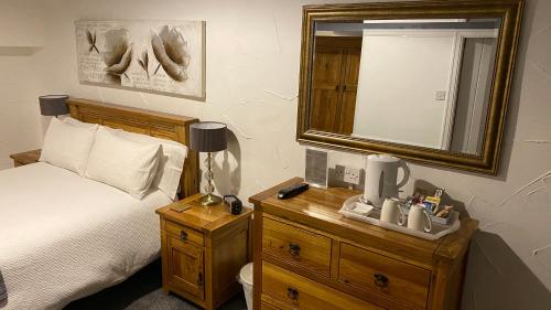 Bridge Farm Hotel - image 7
