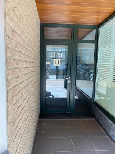 Appartement met aparte slaaphoek, garage en balkon in ميدلكيركى