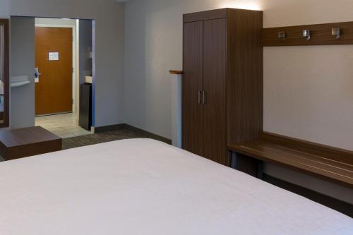 Holiday Inn Express Hotel & Suites Louisville South-Hillview, an IHG Hotel