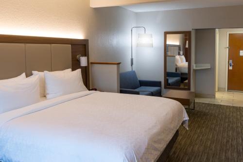 Holiday Inn Express Hotel & Suites Louisville South-Hillview, an IHG Hotel