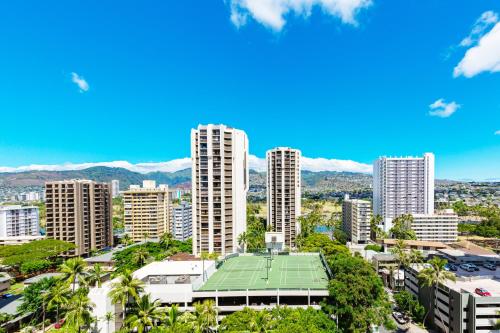 Mountain Views & Steps to Beach - Free Parking!