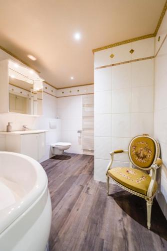 HOFMARKGRAAF - Unique apartment in historic Antwerp mansion - Photo 3