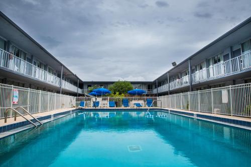 Days Inn by Wyndham Stuart - image 13