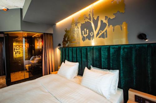 Standard King Room image 4