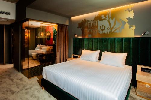 Standard King Room image 6
