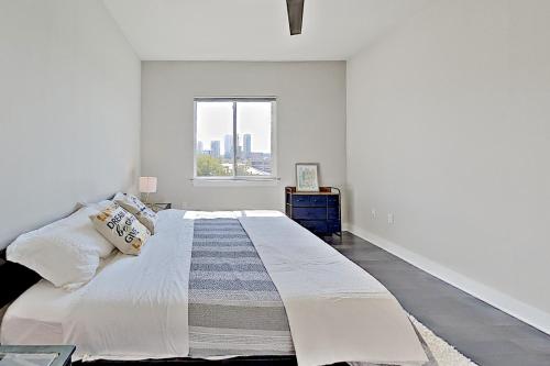 Downtown Condo with Skyline Views Walkable Locale condo - image 8