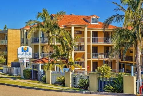 Perfect Family Holiday Apartment - Flynns Beach in Beachfront