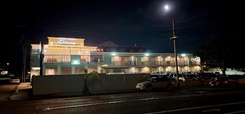 Beachwalker Inn & Suites