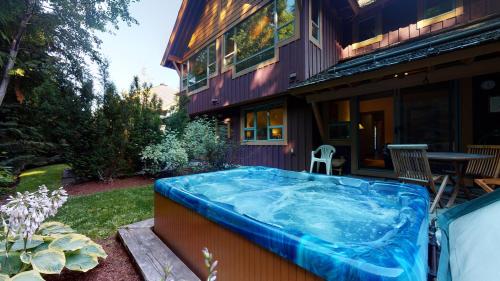 3BR in Montbello, Cozy Townhouse, Private Hot Tub, Near Village, Fireplace - Whistler Blackcomb