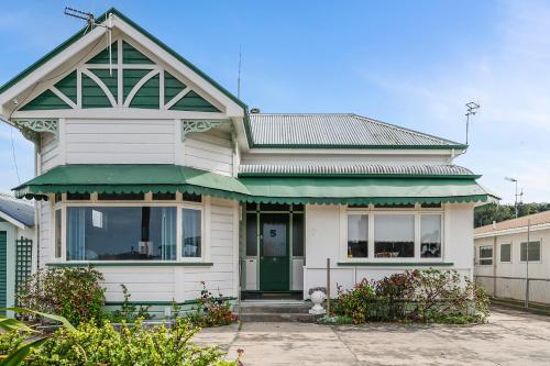 Leica Stay - Napier Holiday Home