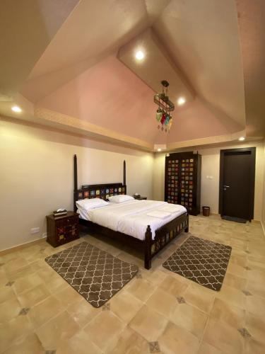 1 queen bed, 2 twin beds