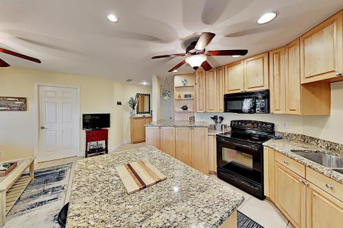 Holiday Island Top Floor - Pool Hot Tub & Grills condo - image 4