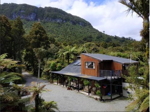 Ruru Lodge Double Room with Private Bathroom
