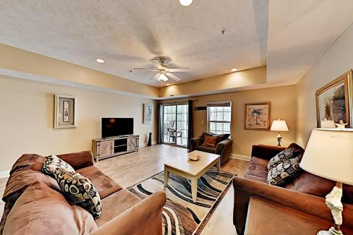 Spacious Pool-View Condo with 5 TVs - Lazy River condo - image 2