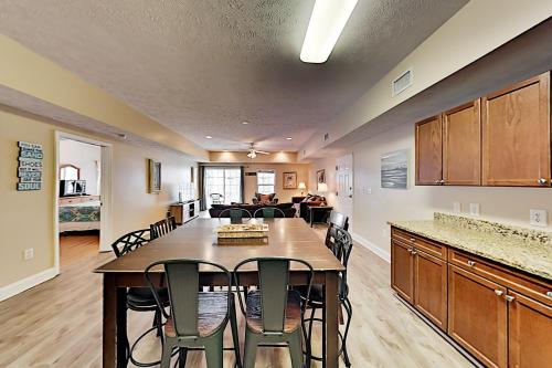 Spacious Pool-View Condo with 5 TVs - Lazy River condo - image 5