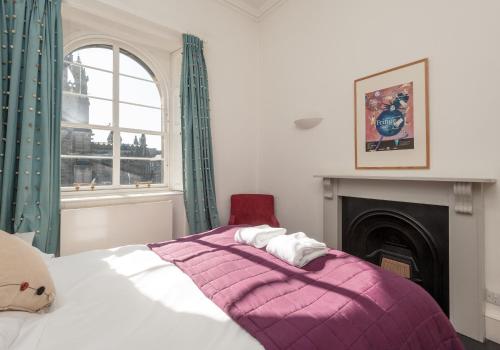 Parliament Sq (apt 15) Royal Mile - image 14
