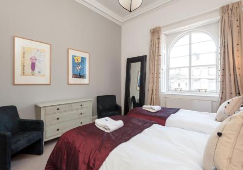 Parliament Sq (apt 15) Royal Mile - image 2