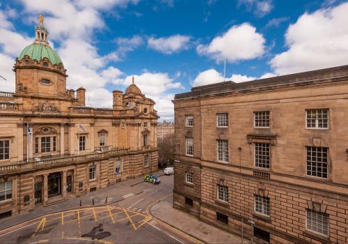 Bank St Royal Mile - image 10