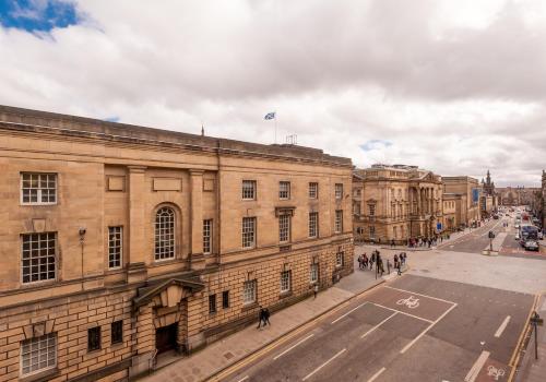 Bank St Royal Mile - image 9