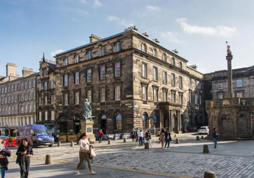 Parliament Sq (apt 10 ) Royal Mile - image 12