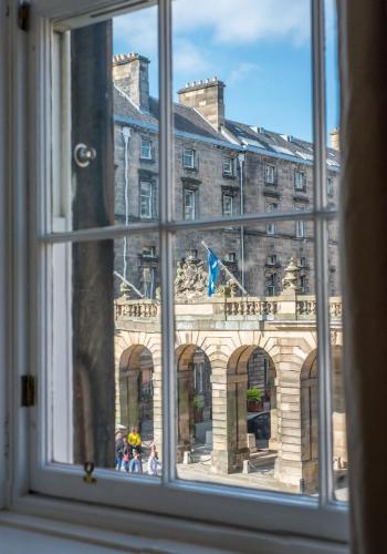 Parliament Sq (apt 10 ) Royal Mile - image 3