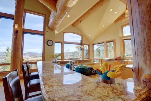 Good Elevations on Two Cabins Drive home in Silverthorne, USA