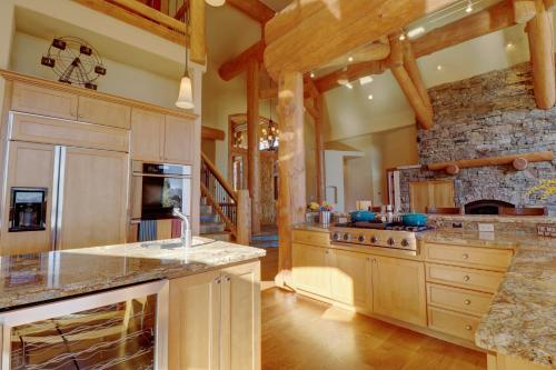 Good Elevations on Two Cabins Drive home in Silverthorne, USA