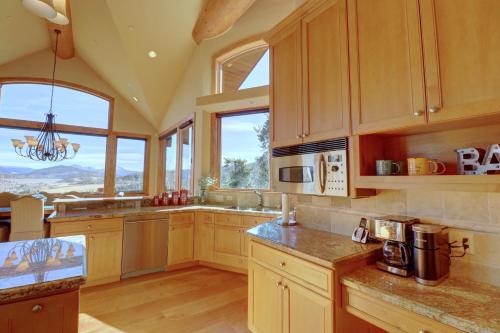 Good Elevations on Two Cabins Drive home in Silverthorne, USA