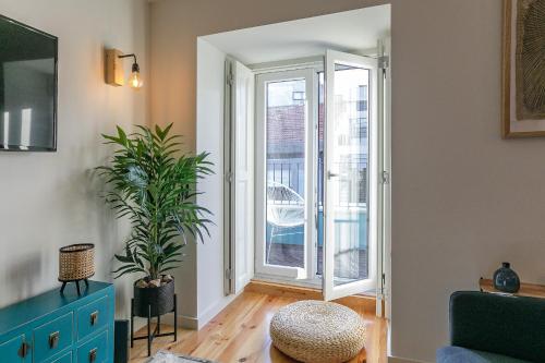 LovelyStay - Downtown Studio with Pool, AC and Balcony