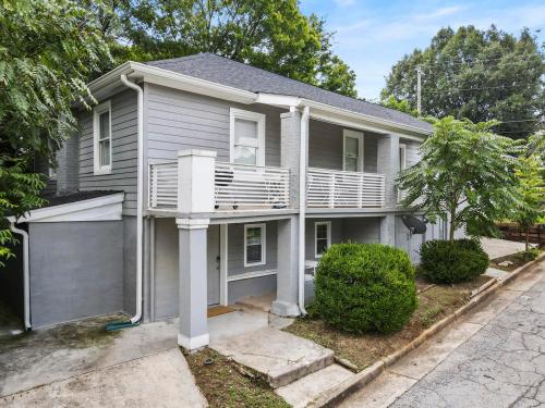 Near Mercedes Benz Stadium Sleeps 10 Coffee BBQ AC Parking - image 3