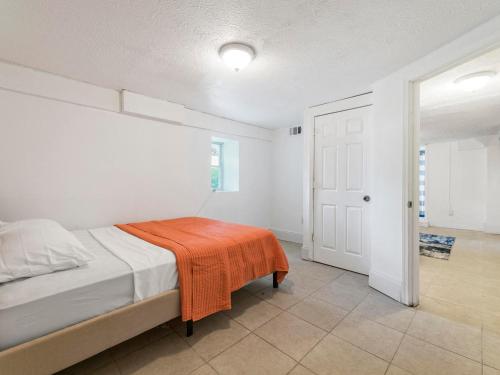 Near Mercedes Benz Stadium Sleeps 10 Coffee BBQ AC Parking - image 6