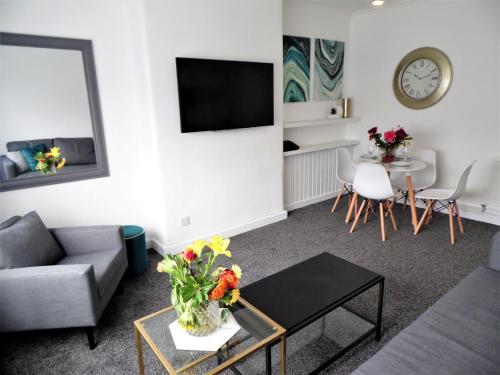 Penilee Upper Apartment - image 14