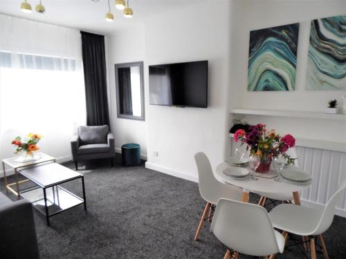 Penilee Upper Apartment - image 12