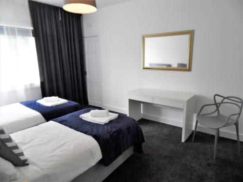 Penilee Upper Apartment - image 4