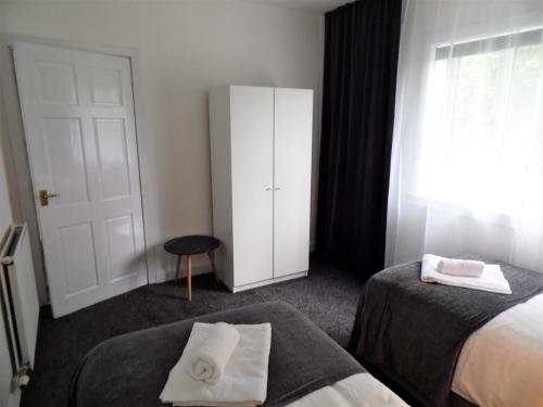 Penilee Upper Apartment - image 2