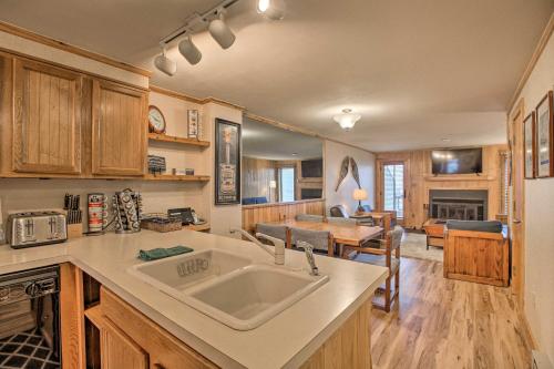 Slopeside Snowshoe Condo - Walk to Ski Lifts! - image 12